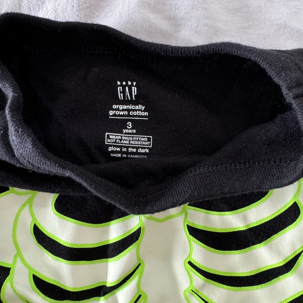 Halloween glow in the dark skeleton pajamas size 3T